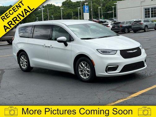 Bright White Clearcoat 2023 Chrysler Pacifica Touring L