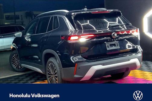 Deep Black Pearl Effect 2026 Volkswagen Tiguan 2.0T S