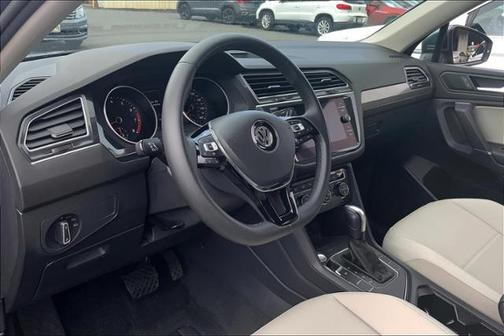Photo 2 of 33 of 2020 Volkswagen Tiguan 2.0T SE