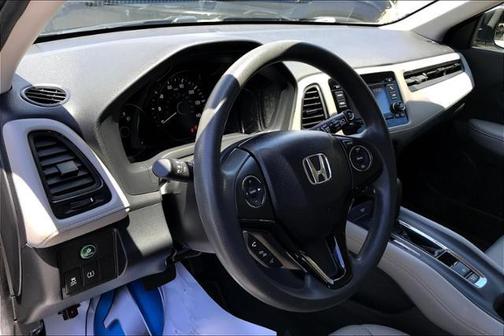 Photo 2 of 32 of 2019 Honda HR-V LX