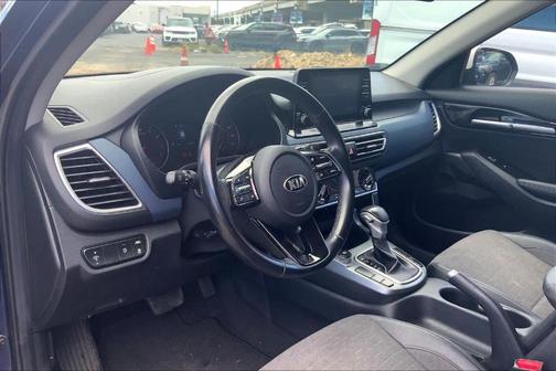 Dark Ocean Blue / White Roof 2021 Kia Seltos S