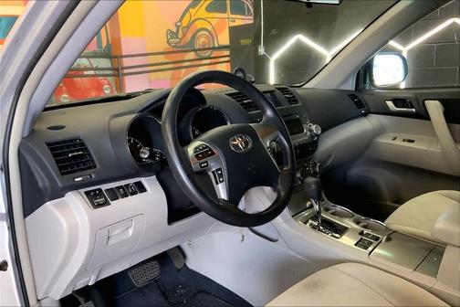 Classic Silver Metallic 2012 Toyota Highlander SE