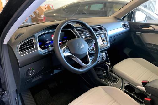Deep Black Pearl Effect 2024 Volkswagen Tiguan 2.0T S