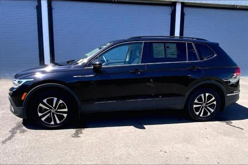 Deep Black Pearl Effect 2024 Volkswagen Tiguan 2.0T S