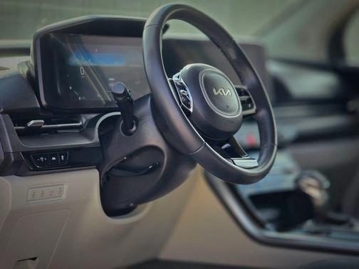 2023 Kia Carnival SX