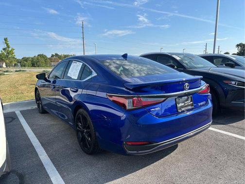 2022 Lexus ES 300h F SPORT
