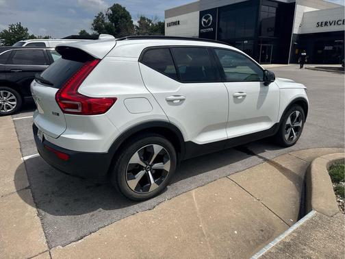 Crystal White Metallic 2024 Volvo XC40 B5 Plus Dark Theme