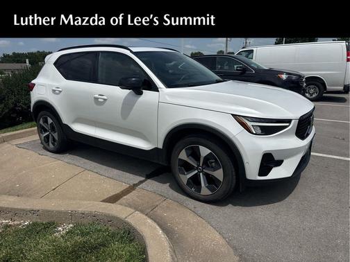 Crystal White Metallic 2024 Volvo XC40 B5 Plus Dark Theme