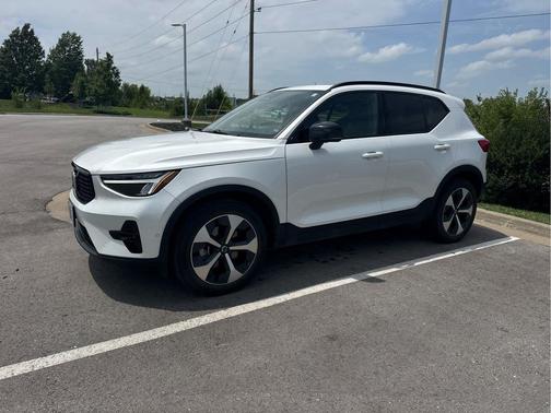 Crystal White Metallic 2024 Volvo XC40 B5 Plus Dark Theme
