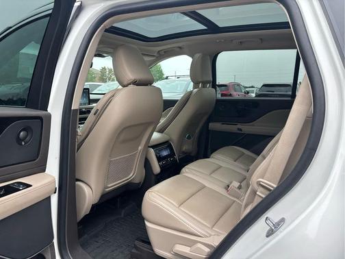 Pristine White Metallic Tri-Coat 2023 Lincoln Aviator Reserve