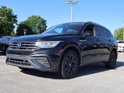 Deep Black Pearl 2022 Volkswagen Tiguan 2.0T SE 4MOTION