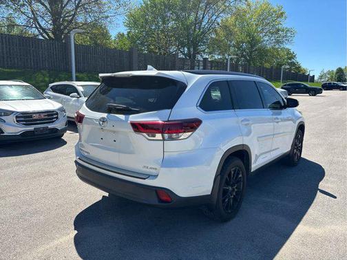 Blizzard Pearl 2019 Toyota Highlander SE