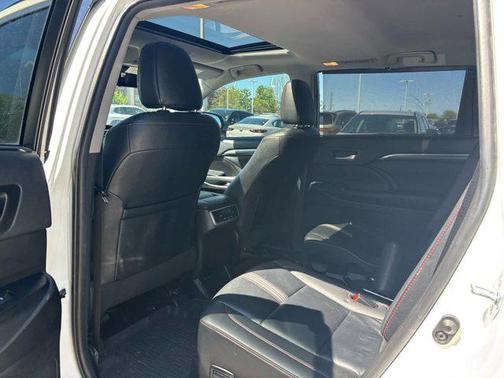 Blizzard Pearl 2019 Toyota Highlander SE