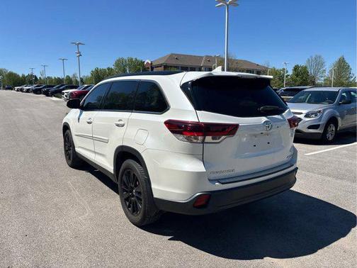 Blizzard Pearl 2019 Toyota Highlander SE