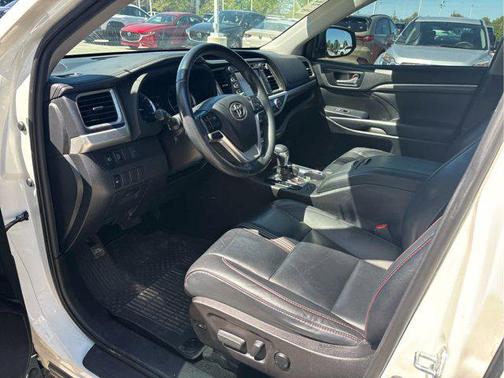 Blizzard Pearl 2019 Toyota Highlander SE