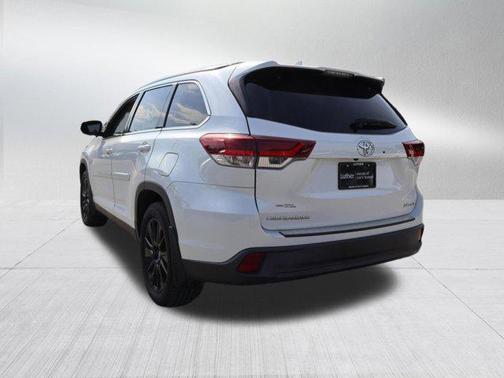 Blizzard Pearl 2019 Toyota Highlander SE