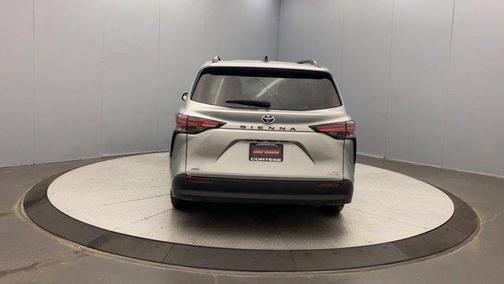2022 Toyota Sienna LE