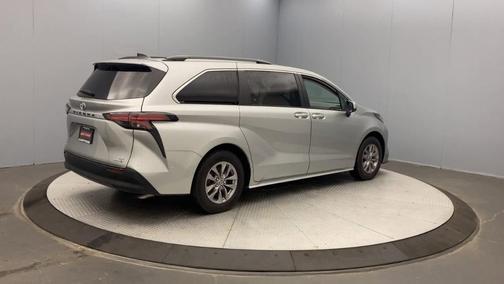 2022 Toyota Sienna LE