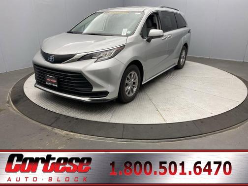 2022 Toyota Sienna LE