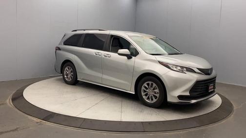 2022 Toyota Sienna LE