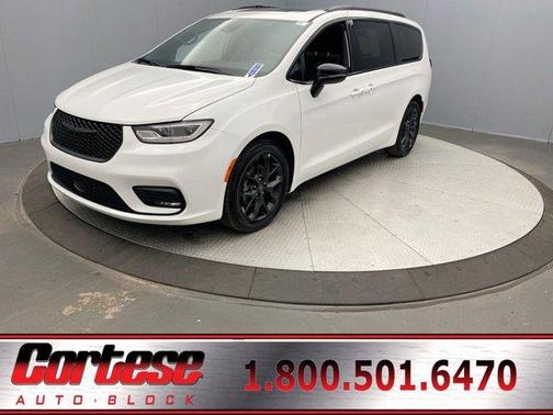 Bright White Clearcoat 2025 Chrysler Pacifica Limited