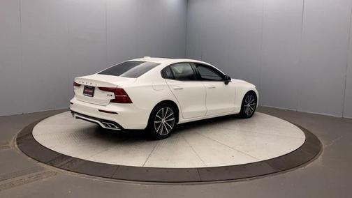 2022 Volvo S60 B5 Momentum
