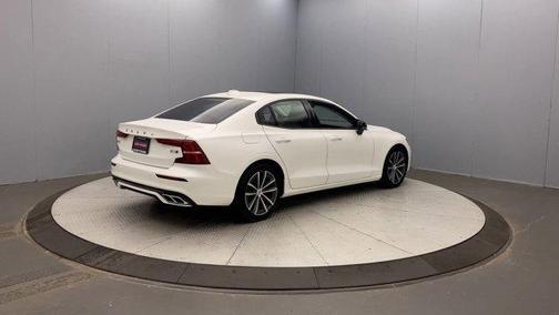 2022 Volvo S60 B5 Momentum
