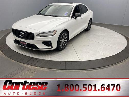 2022 Volvo S60 B5 Momentum
