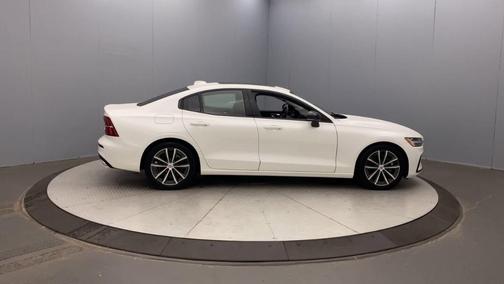 2022 Volvo S60 B5 Momentum