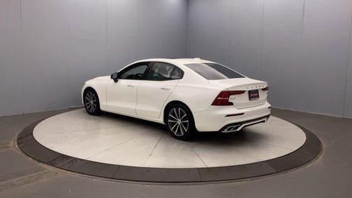 2022 Volvo S60 B5 Momentum