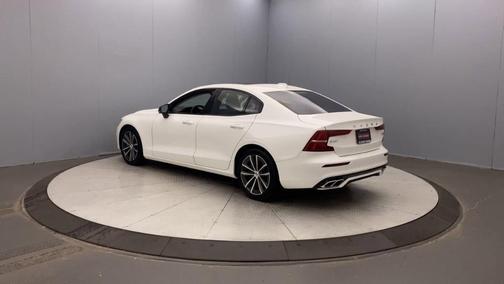 2022 Volvo S60 B5 Momentum