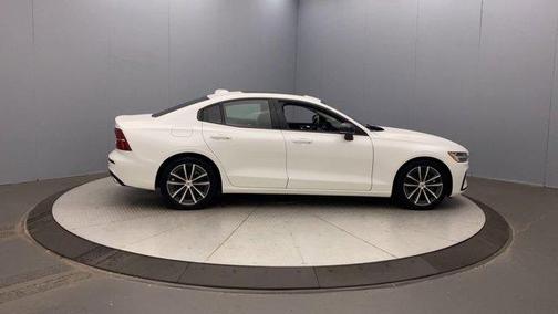 2022 Volvo S60 B5 Momentum