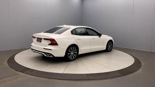 2022 Volvo S60 B5 Momentum