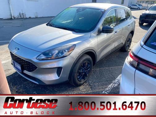 Silver Metallic 2022 Ford Escape SE