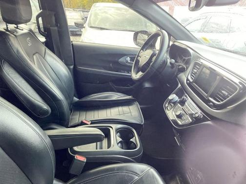 Brilliant Black Crystal Pearlcoat 2019 Chrysler Pacifica Touring-L