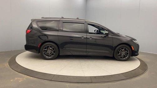 Brilliant Black Crystal Pearlcoat 2019 Chrysler Pacifica Touring-L