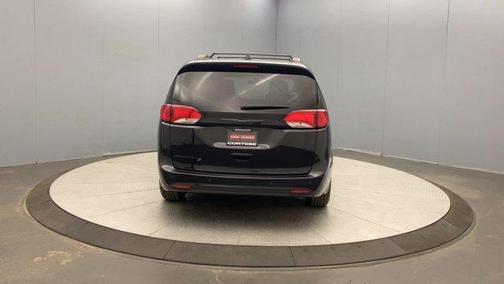 Brilliant Black Crystal Pearlcoat 2019 Chrysler Pacifica Touring-L