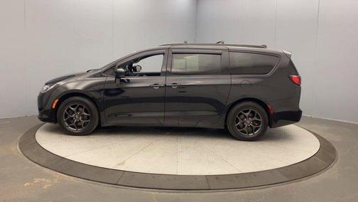 Brilliant Black Crystal Pearlcoat 2019 Chrysler Pacifica Touring-L