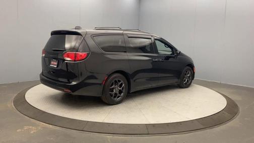 Brilliant Black Crystal Pearlcoat 2019 Chrysler Pacifica Touring-L