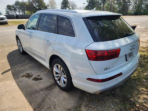 Carrara White 2019 Audi Q7 SE Premium