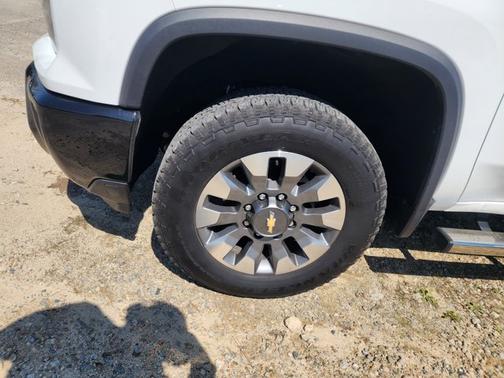 Summit White 2025 Chevrolet Silverado 2500 Custom