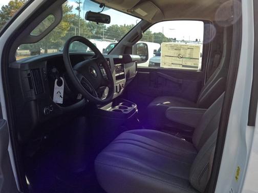 2025 Chevrolet Express 2500 