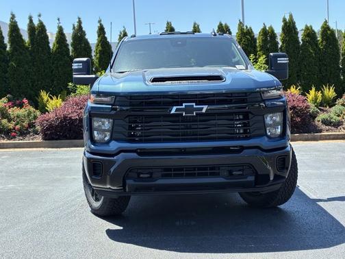 Lakeshore Blue Metallic 2026 Chevrolet Silverado 2500 Custom