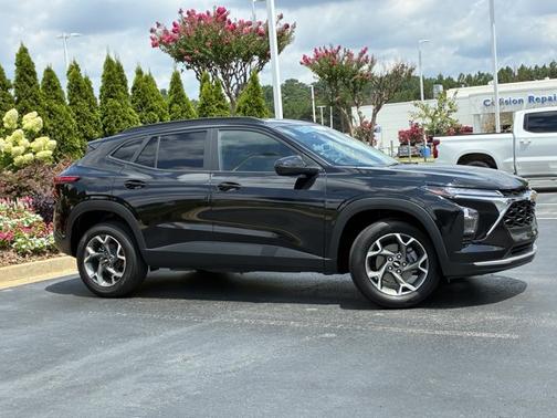 Mosaic Black Metallic 2025 Chevrolet Trax LT