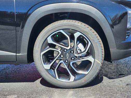 Mosaic Black Metallic 2026 Chevrolet Trax 2RS