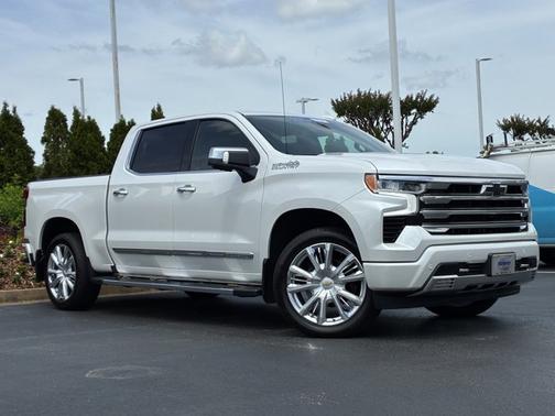 Iridescent Pearl Tricoat 2025 Chevrolet Silverado 1500 High Country