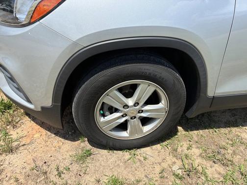 Silver Ice Metallic 2022 Chevrolet Trax LS