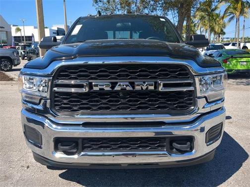 2022 RAM 2500 Tradesman Crew Cab 4x4 6'4' Box