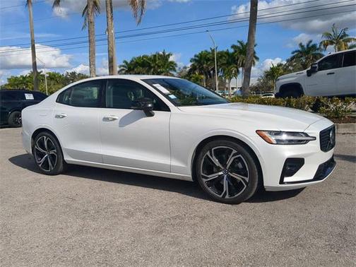 2024 Volvo S60 B5 Plus Dark Theme