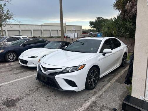 Super White 2020 Toyota Camry SE